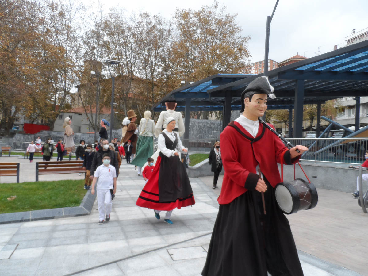 DEUSTUA  Dantza Plazetan