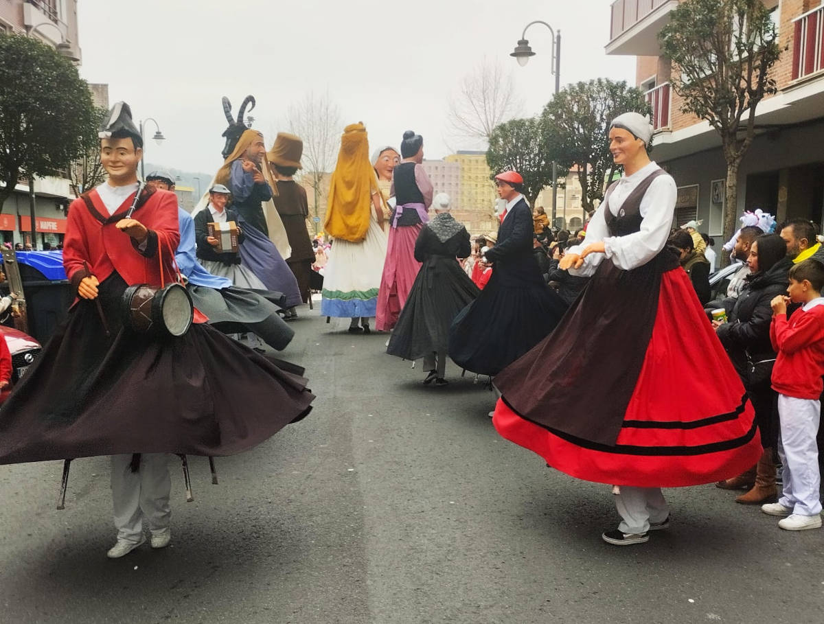 Deustuko Inauterietan dantzan