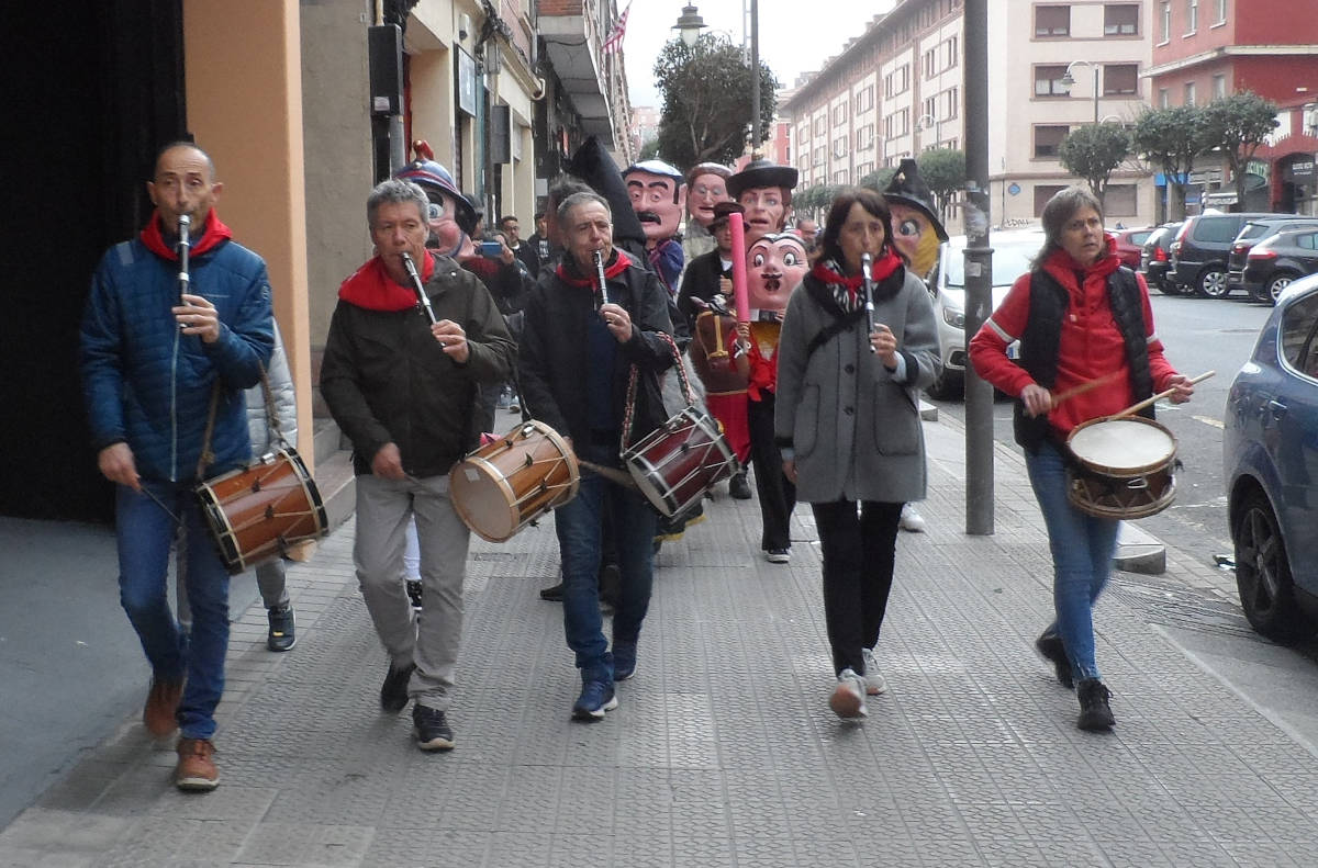 Deustuko jaietan buruhandiak kalean