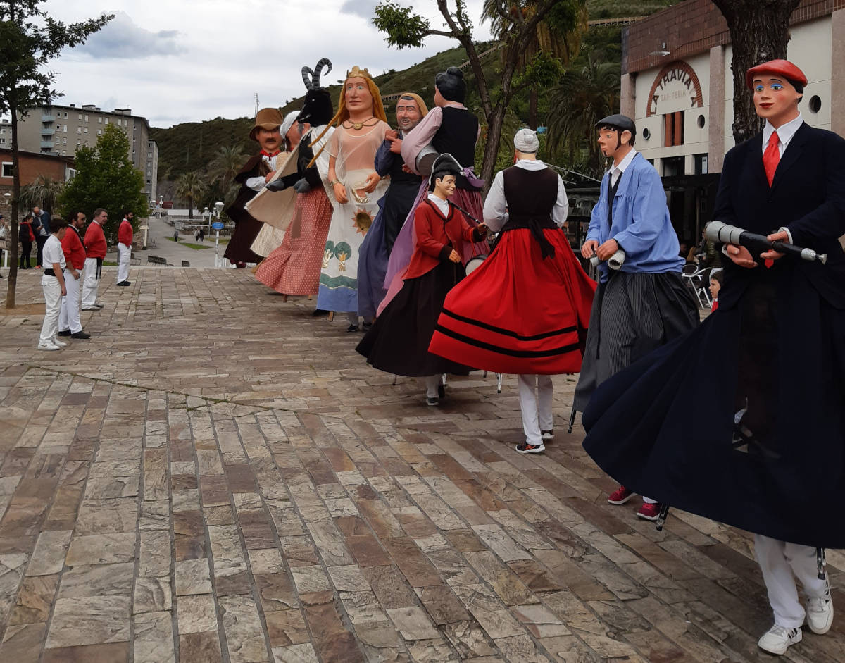 Elorrietako Jaietan dantzan