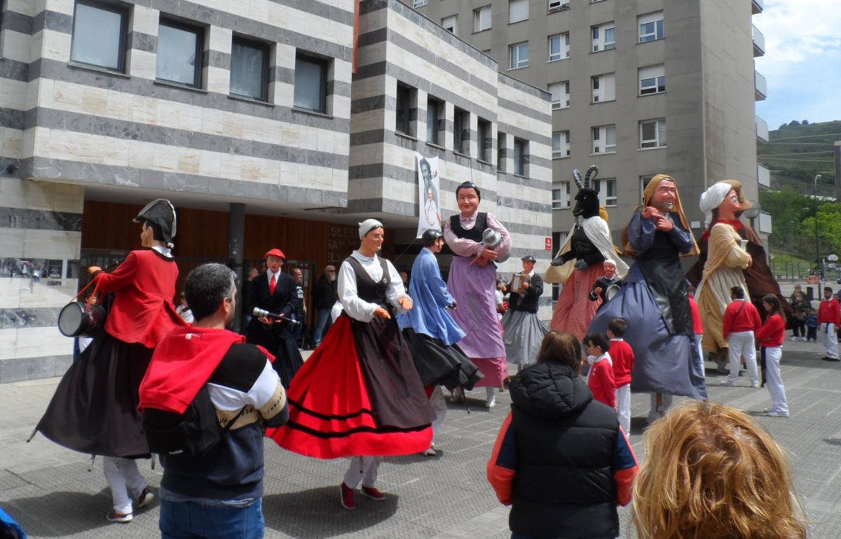 Elorrietako Jaietan dantzan