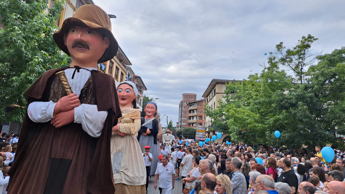 Zornotzako jaietan erraldoiak dantzan