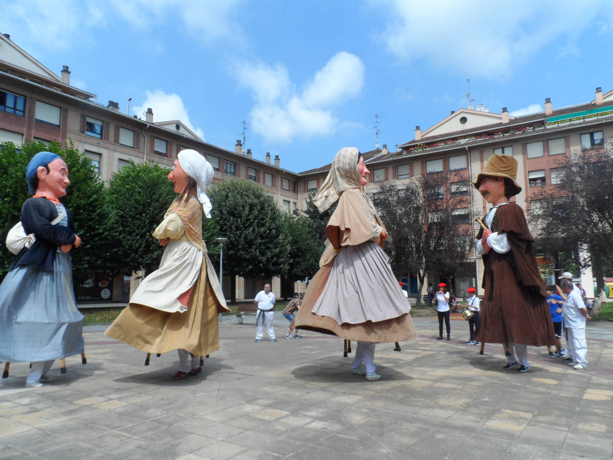 Arrigorriagako Jaietan dantzan 