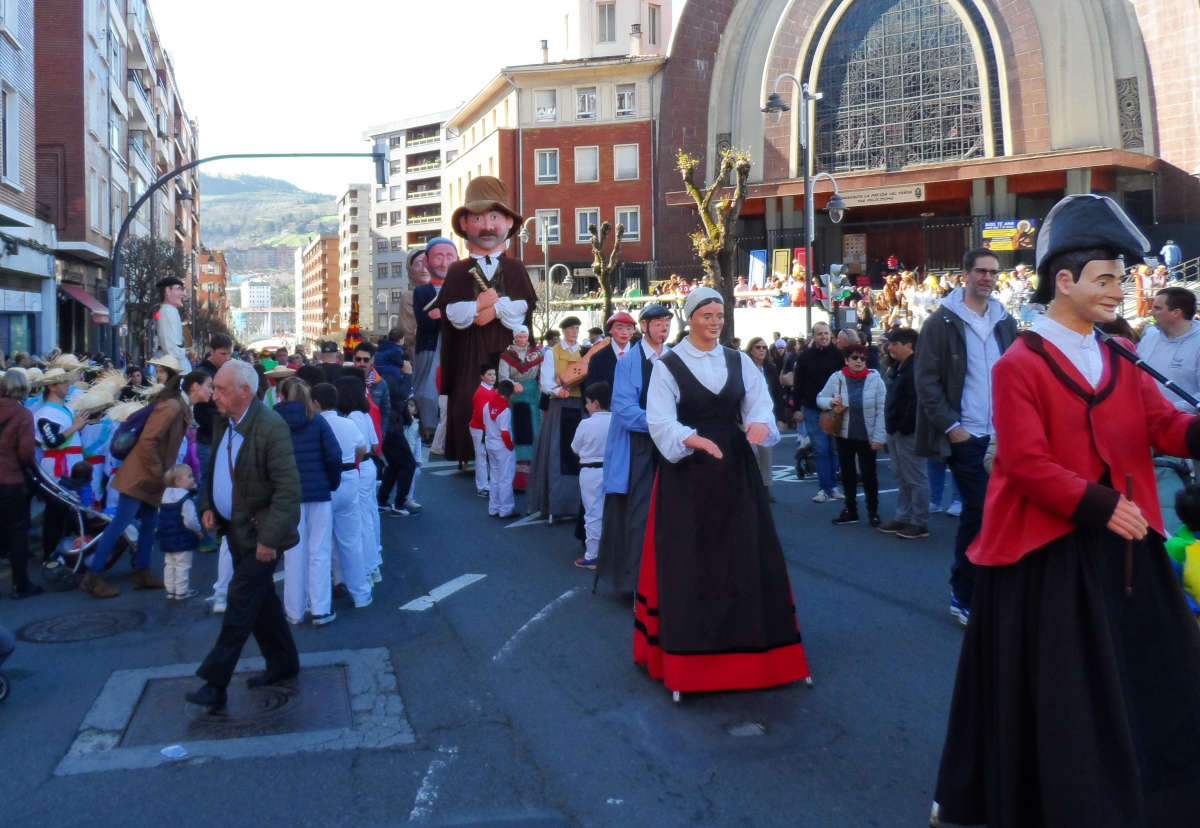 Deuatuko inauterietan dantzan