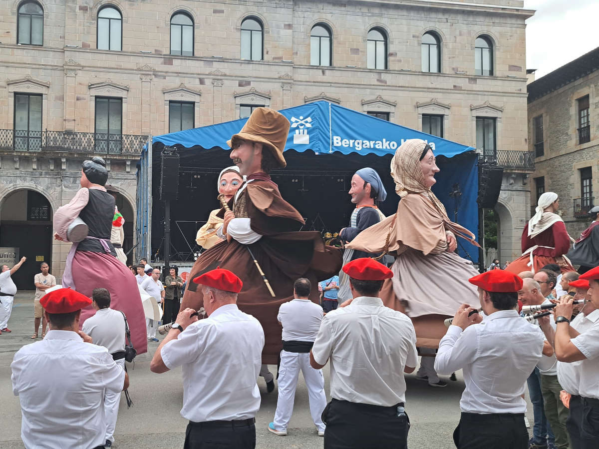 Bergarako Erraldoi Bilkuran dantzan