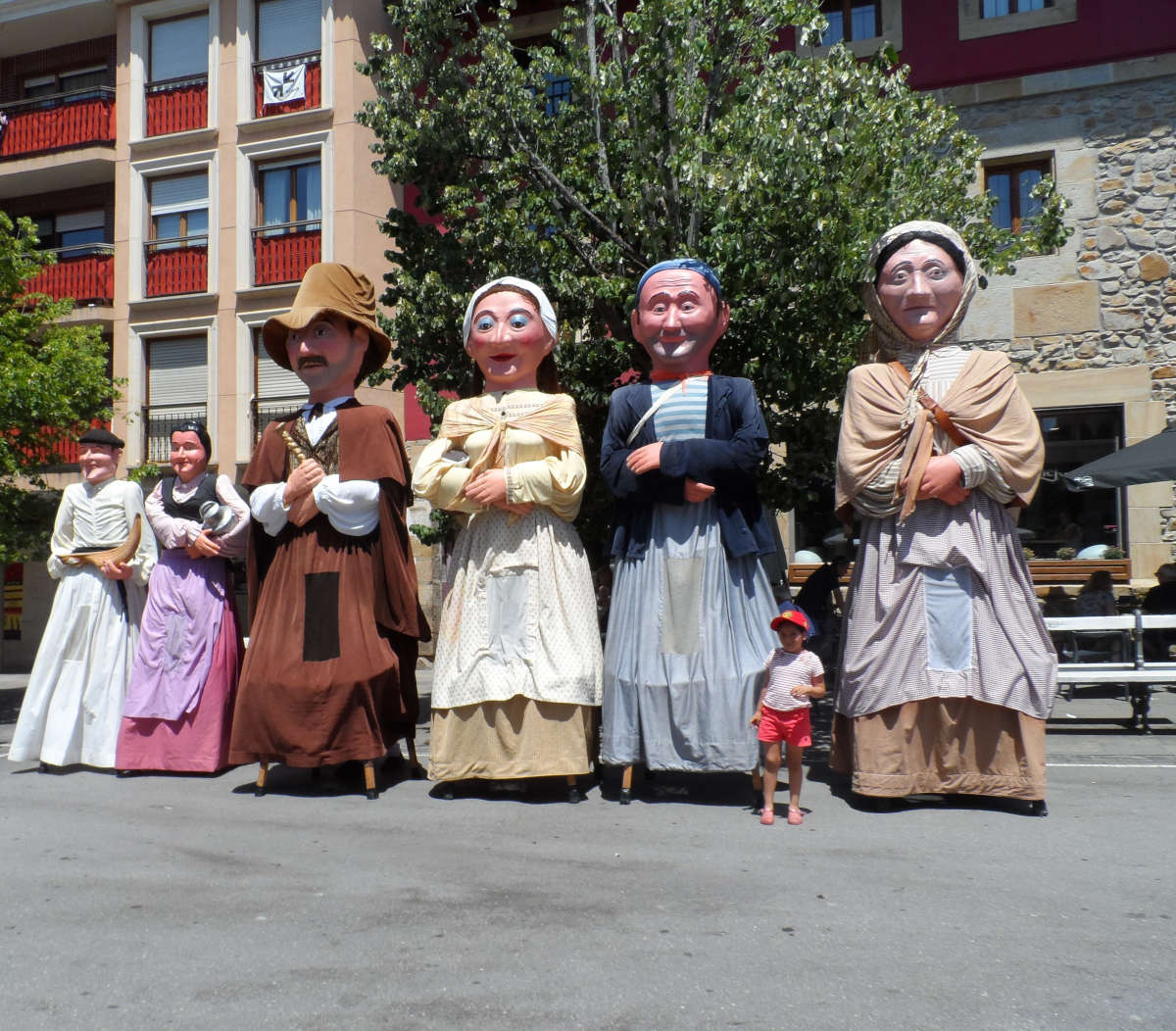Bigarren egunez Mungian erraldoiak dantzan
