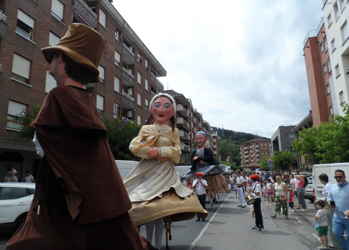 Arrigorriagako jaietan erraldoiak dantzan