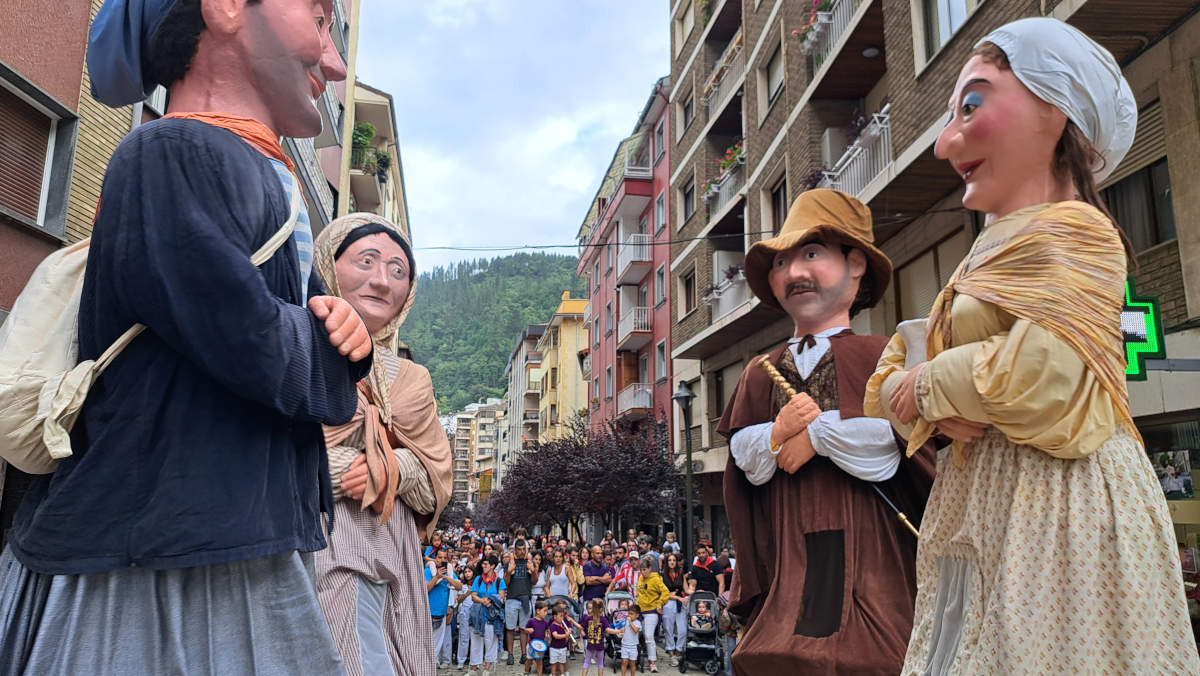 Erraldoi eta buruhandiek Ermuko kaleetan