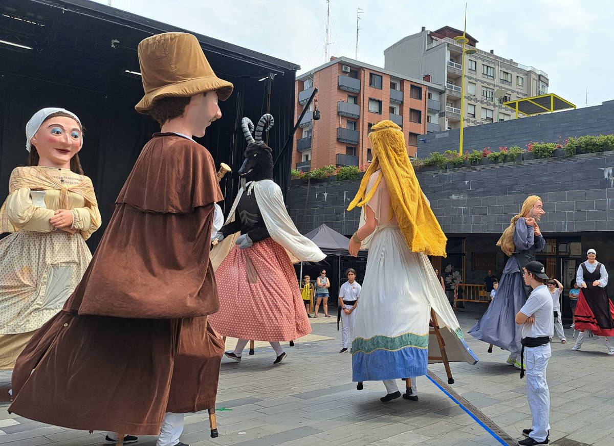 Bigarren eguna Portugaleten erraldoiak dantzan