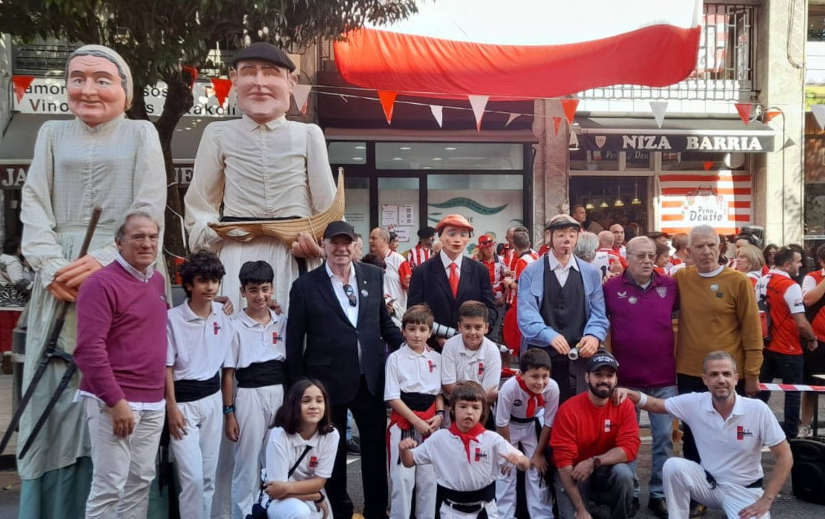 Athletic Peña Deustoren urteurrenean Erraldoiak dantzan