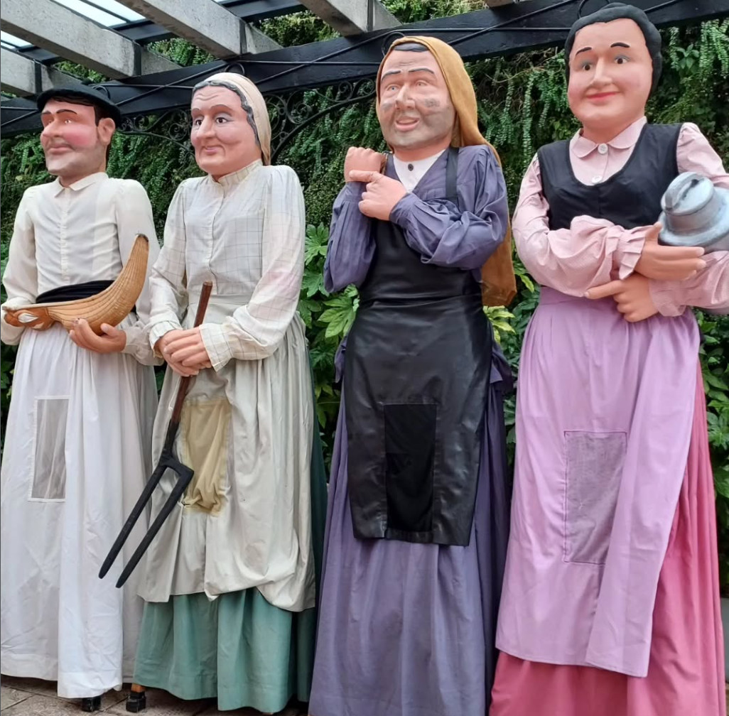 San inazion Santo Tomas egunean erraldoiak dantzan