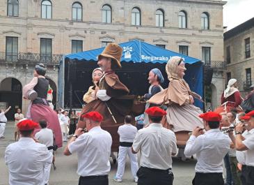 Bergarako Erraldoi Bilkuran dantzan