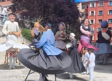 Arangoitiko Euskal jaian erraldoiak dantzan