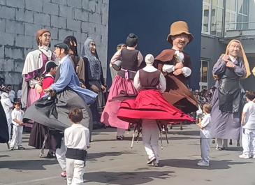 Markinako bilkuran erraldoiak dantzan 